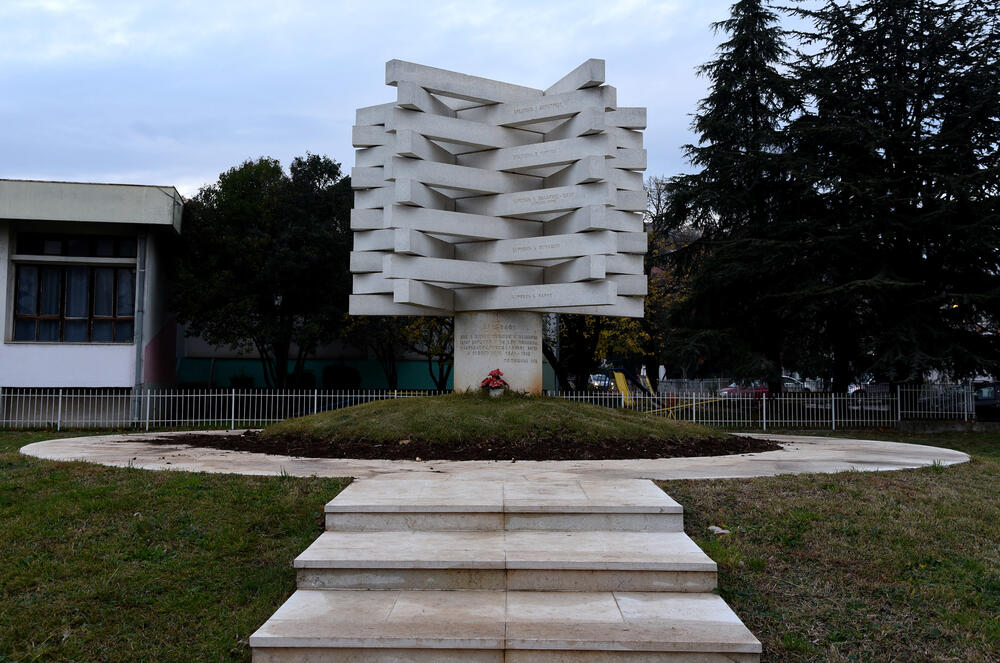 <p>Vidljivi djelovi spomenika izgrađeni su, kako je objasnio Markuš, od bijelog armiranog natur-betona (bijeli cement sa bijelim aranđelovačkim mermerom - šalovanog u blažujci)</p>