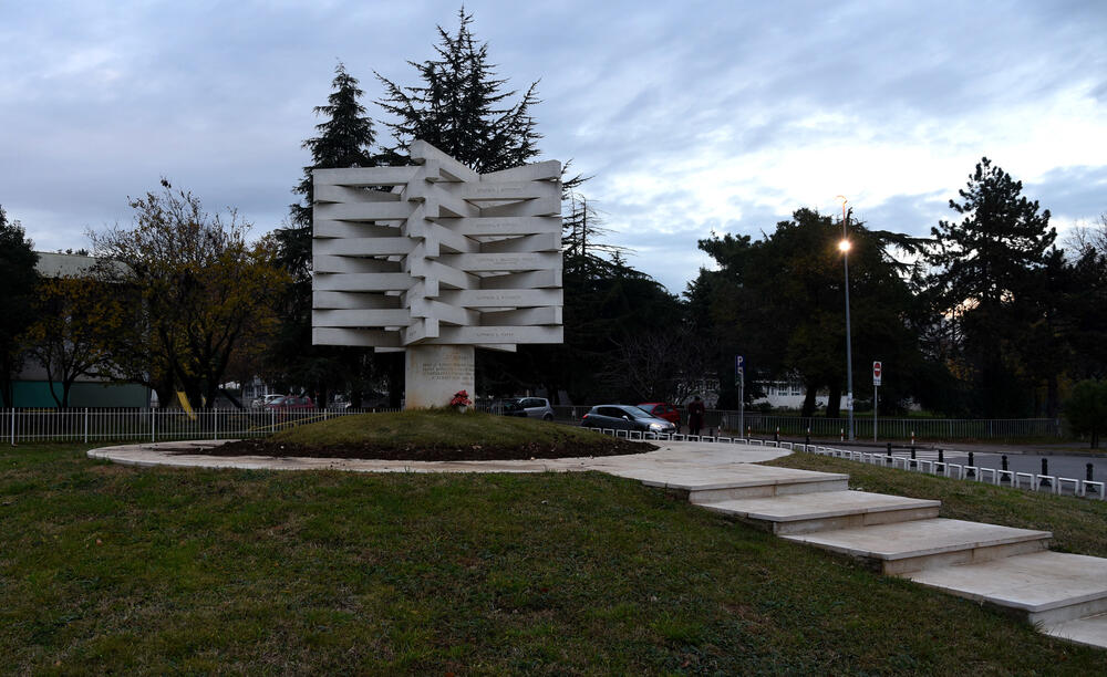 <p>Vidljivi djelovi spomenika izgrađeni su, kako je objasnio Markuš, od bijelog armiranog natur-betona (bijeli cement sa bijelim aranđelovačkim mermerom - šalovanog u blažujci)</p>