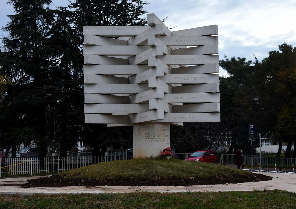 <p>Vidljivi djelovi spomenika izgrađeni su, kako je objasnio Markuš, od bijelog armiranog natur-betona (bijeli cement sa bijelim aranđelovačkim mermerom - šalovanog u blažujci)</p>