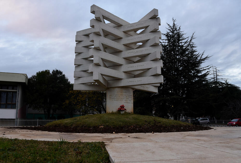 <p>Vidljivi djelovi spomenika izgrađeni su, kako je objasnio Markuš, od bijelog armiranog natur-betona (bijeli cement sa bijelim aranđelovačkim mermerom - šalovanog u blažujci)</p>