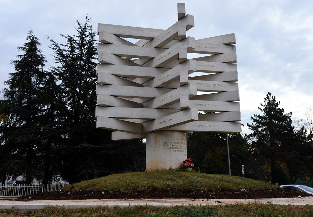 <p>Vidljivi djelovi spomenika izgrađeni su, kako je objasnio Markuš, od bijelog armiranog natur-betona (bijeli cement sa bijelim aranđelovačkim mermerom - šalovanog u blažujci)</p>