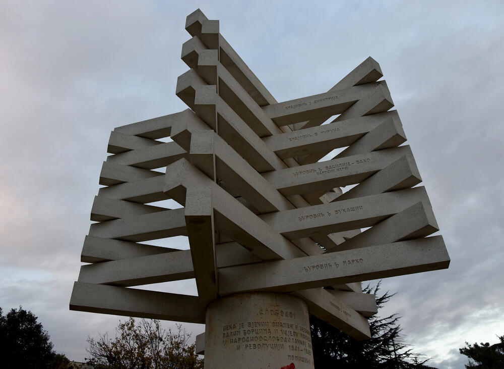 <p>Vidljivi djelovi spomenika izgrađeni su, kako je objasnio Markuš, od bijelog armiranog natur-betona (bijeli cement sa bijelim aranđelovačkim mermerom - šalovanog u blažujci)</p>