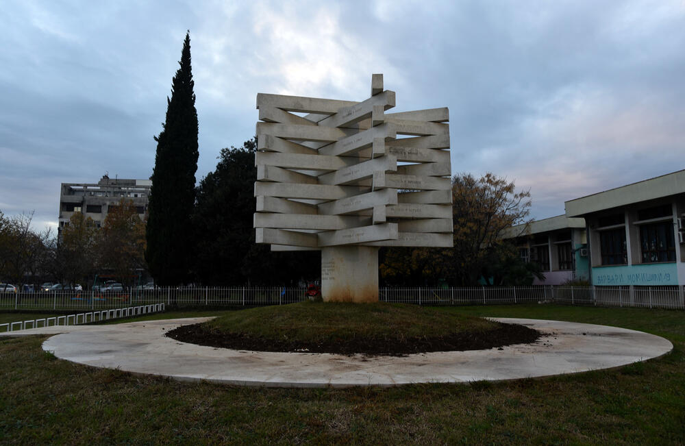 <p>Vidljivi djelovi spomenika izgrađeni su, kako je objasnio Markuš, od bijelog armiranog natur-betona (bijeli cement sa bijelim aranđelovačkim mermerom - šalovanog u blažujci)</p>