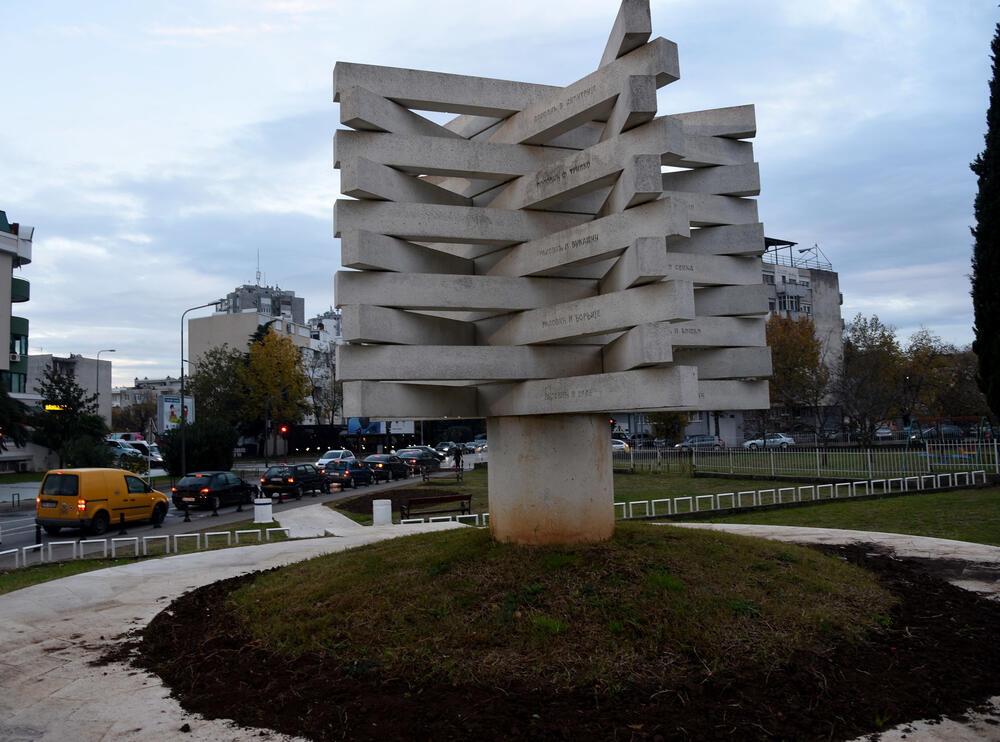 <p>Vidljivi djelovi spomenika izgrađeni su, kako je objasnio Markuš, od bijelog armiranog natur-betona (bijeli cement sa bijelim aranđelovačkim mermerom - šalovanog u blažujci)</p>