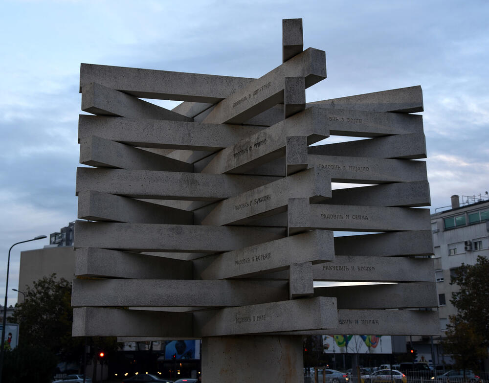 <p>Vidljivi djelovi spomenika izgrađeni su, kako je objasnio Markuš, od bijelog armiranog natur-betona (bijeli cement sa bijelim aranđelovačkim mermerom - šalovanog u blažujci)</p>