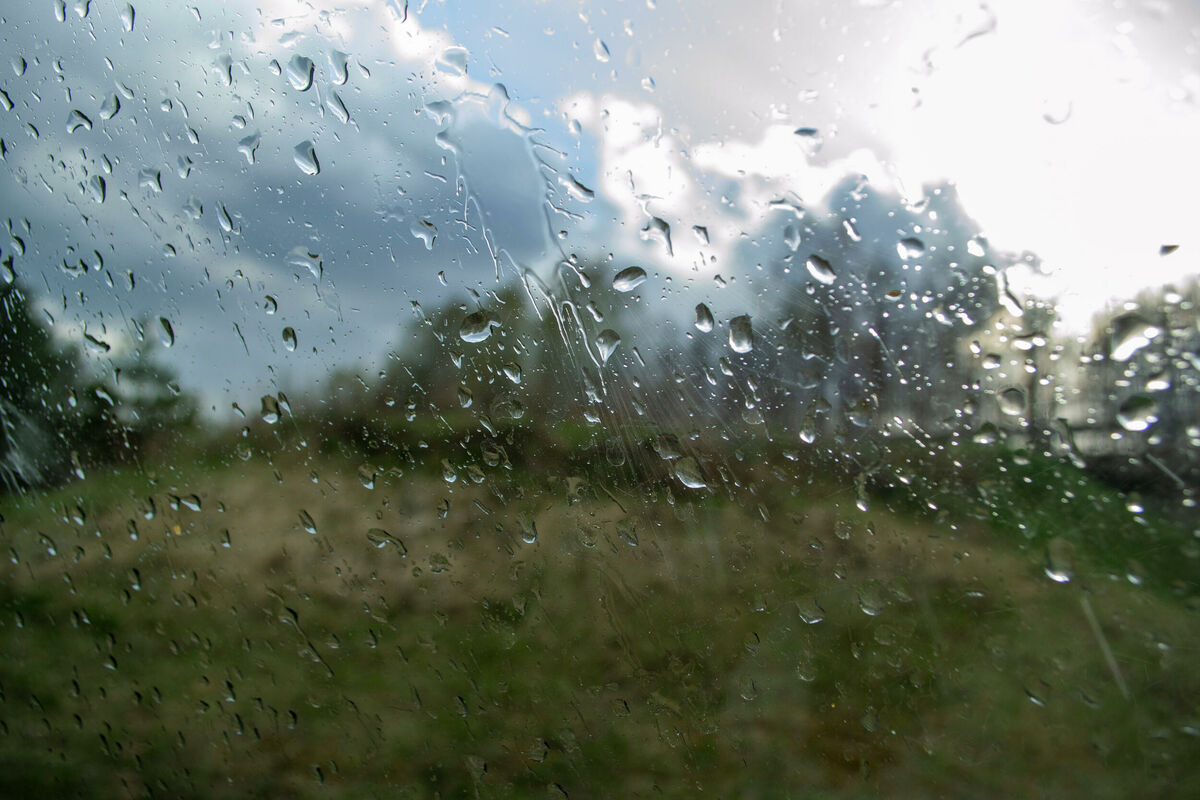 Погода сухими и вода. Дождь и град из облака. Август дождь картинки. Погода картинки. Дождь закончился картинки.