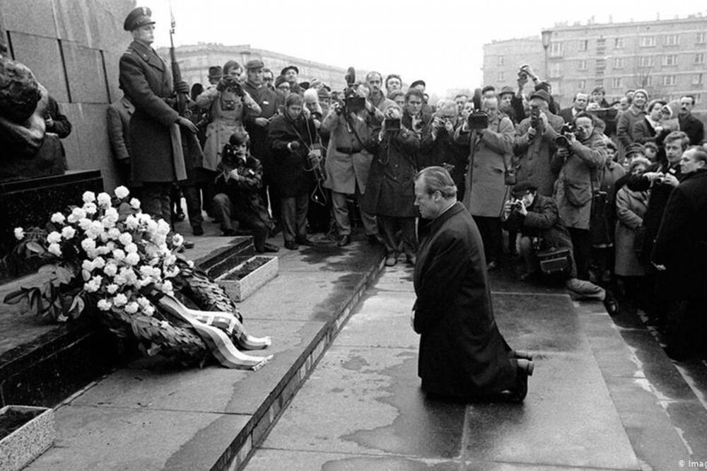 Vili Brant kleči pred spomenikom u Varšavi, Foto: DW