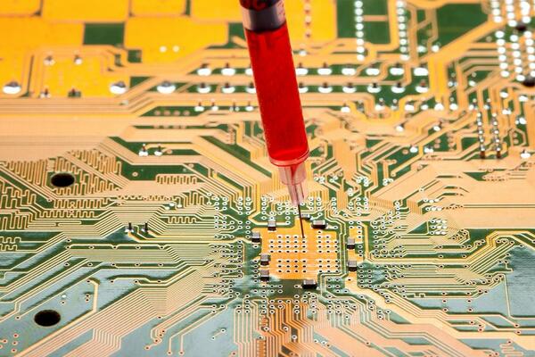 Koronavirus i lažne vijesti o vakcinama: Mikročipovi, mijenjanje...