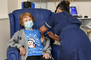 Velika Britanija vakciniše protiv koronavirusa: Margaret Kinan...