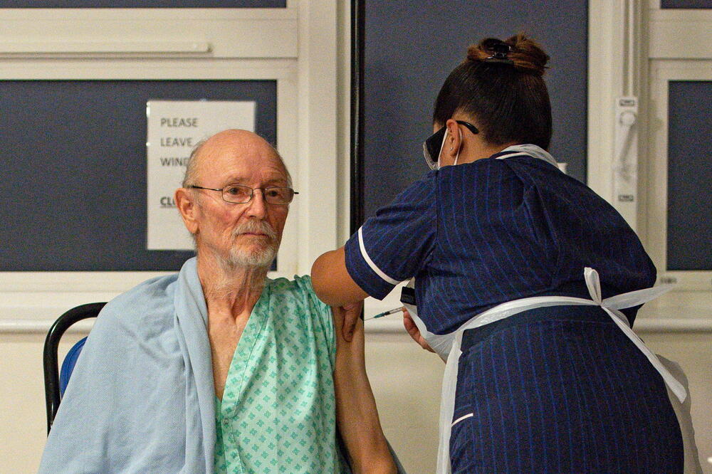 Vilijem Šekspir,81, juče je među prvima vakcinisan u Britaniji, Foto: Reuters