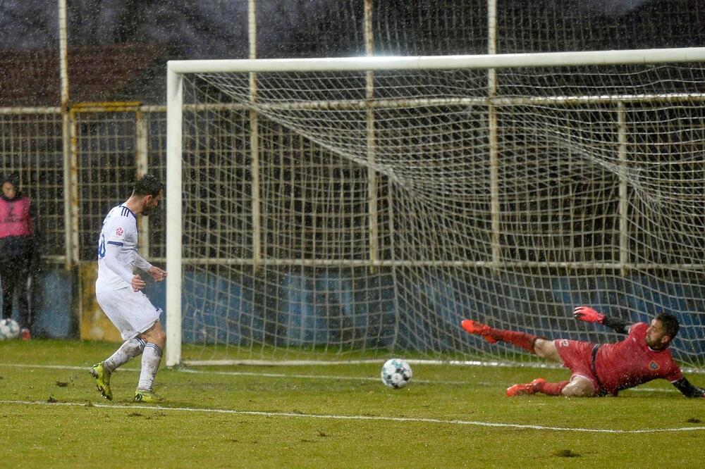 Aković je odbranio penal Ivanoviću, ali se napadaču Budućnosti vratila lopta, Foto: FK Budućnost