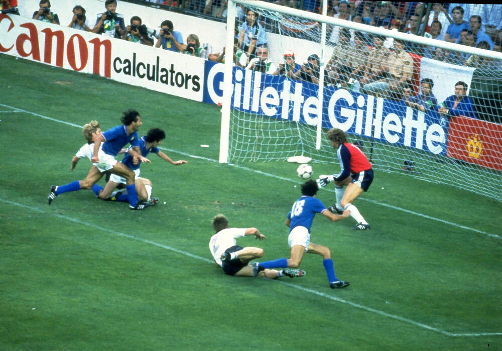 Rosi postiže gol protiv Zapadne Njemačke u finalu