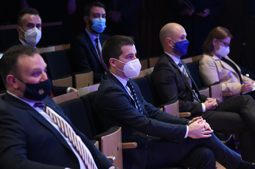 <p>Predsjednik Skupštine Aleksa Bečić kazao je da su Sporazumom koji su potpisale koalicije na vlasti potvrdili da nemaju namjeru da mijenjaju spoljno-politički kurs zemlje</p>