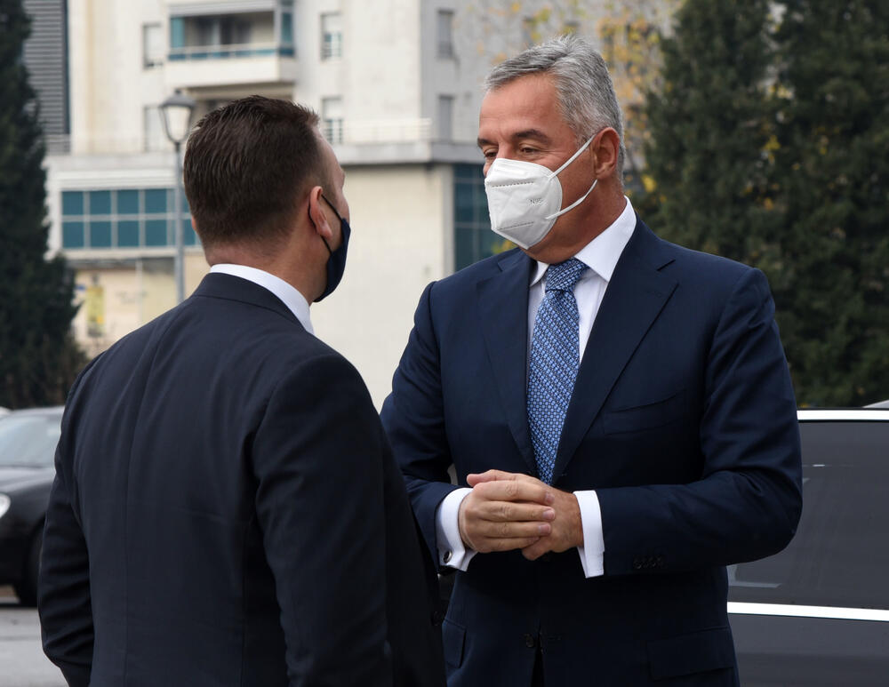 <p>Predsjednik Skupštine Aleksa Bečić kazao je da su Sporazumom koji su potpisale koalicije na vlasti potvrdili da nemaju namjeru da mijenjaju spoljno-politički kurs zemlje</p>