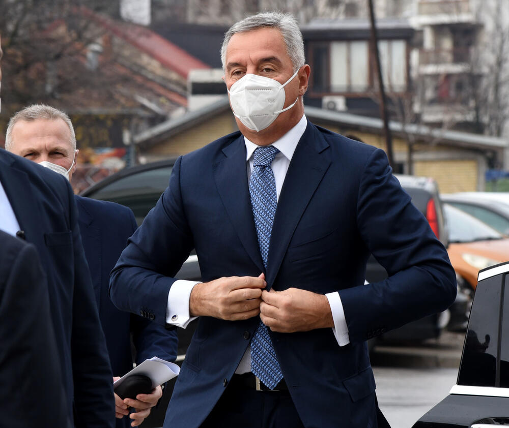 <p>Predsjednik Skupštine Aleksa Bečić kazao je da su Sporazumom koji su potpisale koalicije na vlasti potvrdili da nemaju namjeru da mijenjaju spoljno-politički kurs zemlje</p>