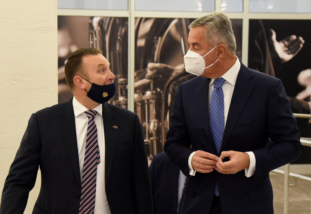 <p>Predsjednik Skupštine Aleksa Bečić kazao je da su Sporazumom koji su potpisale koalicije na vlasti potvrdili da nemaju namjeru da mijenjaju spoljno-politički kurs zemlje</p>