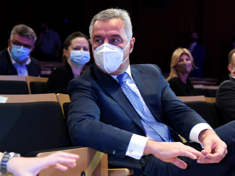 <p>Predsjednik Skupštine Aleksa Bečić kazao je da su Sporazumom koji su potpisale koalicije na vlasti potvrdili da nemaju namjeru da mijenjaju spoljno-politički kurs zemlje</p>