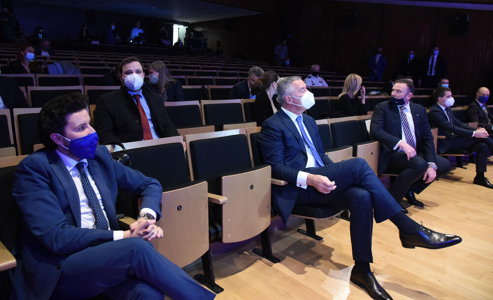 <p>Predsjednik Skupštine Aleksa Bečić kazao je da su Sporazumom koji su potpisale koalicije na vlasti potvrdili da nemaju namjeru da mijenjaju spoljno-politički kurs zemlje</p>