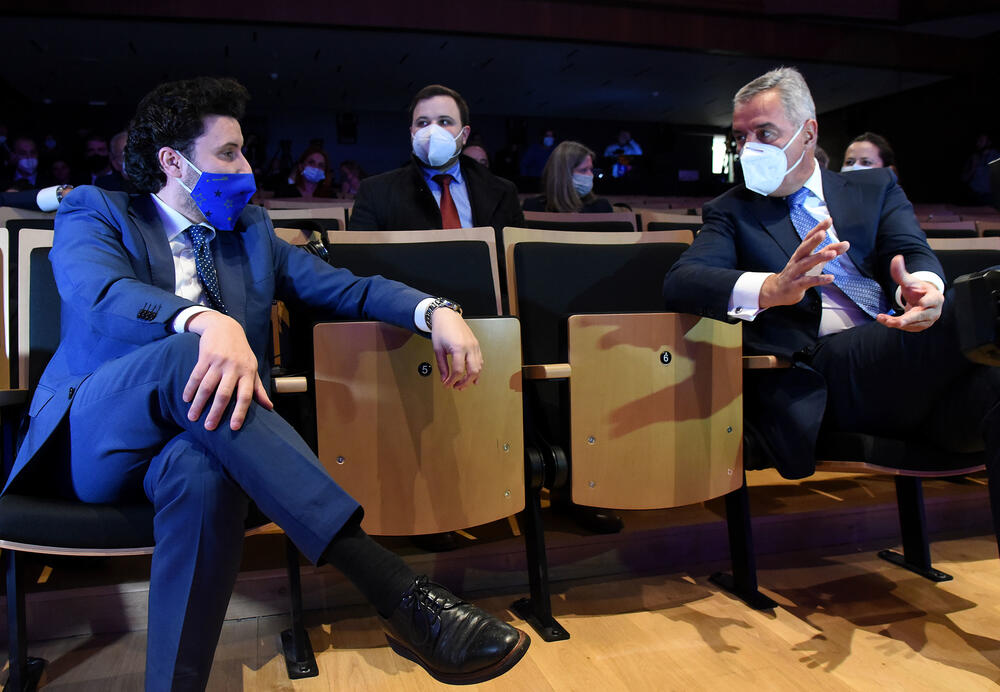 <p>Predsjednik Skupštine Aleksa Bečić kazao je da su Sporazumom koji su potpisale koalicije na vlasti potvrdili da nemaju namjeru da mijenjaju spoljno-politički kurs zemlje</p>