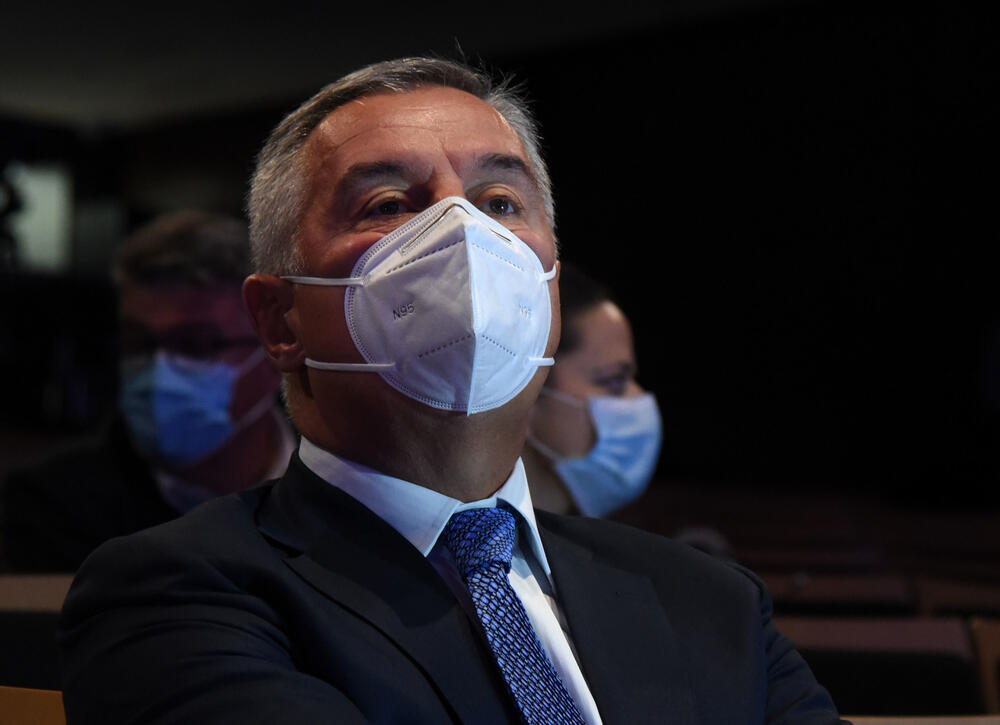 <p>Predsjednik Skupštine Aleksa Bečić kazao je da su Sporazumom koji su potpisale koalicije na vlasti potvrdili da nemaju namjeru da mijenjaju spoljno-politički kurs zemlje</p>