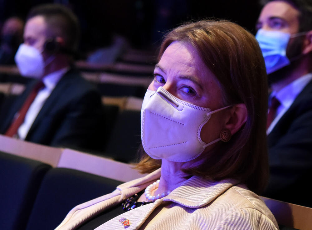 <p>Predsjednik Skupštine Aleksa Bečić kazao je da su Sporazumom koji su potpisale koalicije na vlasti potvrdili da nemaju namjeru da mijenjaju spoljno-politički kurs zemlje</p>