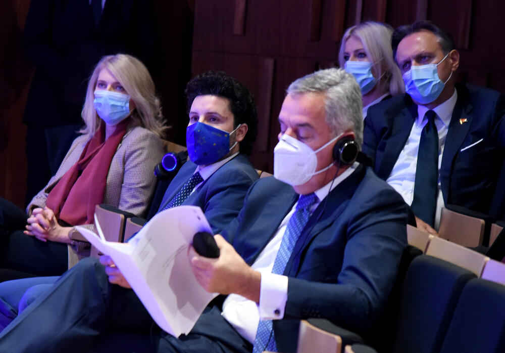 <p>Predsjednik Skupštine Aleksa Bečić kazao je da su Sporazumom koji su potpisale koalicije na vlasti potvrdili da nemaju namjeru da mijenjaju spoljno-politički kurs zemlje</p>