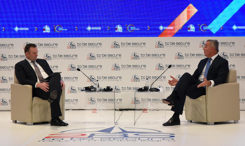 <p>Predsjednik Skupštine Aleksa Bečić kazao je da su Sporazumom koji su potpisale koalicije na vlasti potvrdili da nemaju namjeru da mijenjaju spoljno-politički kurs zemlje</p>