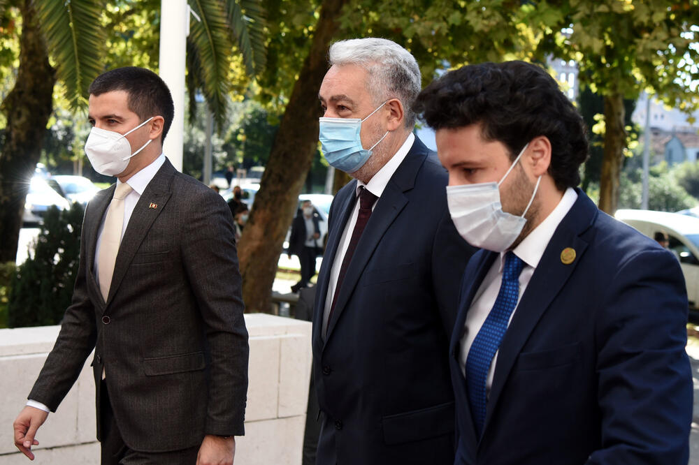 “Brojne ideološke razlike najveći rizik za opstanak vladajuće koalicije”: Bečić, Krivokapić i Abazović, Foto: Luka Zeković