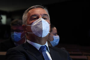 Đukanović se po savjetu ljekara nalazi na liječenju od upale pluća
