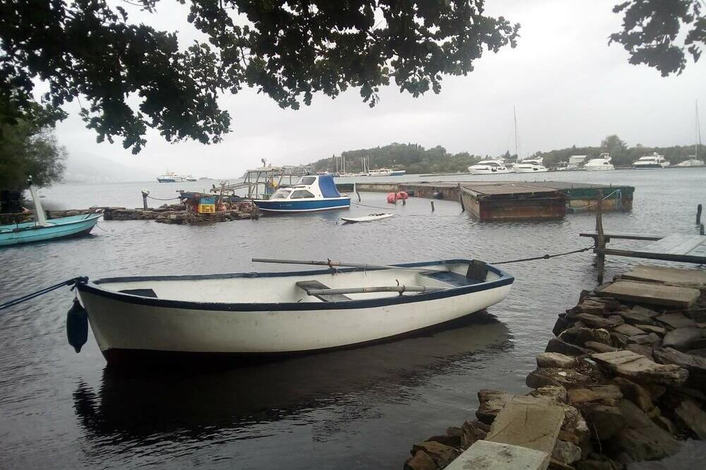 Tokom nevremena pontoni umalo uništili barke, Foto: Siniša Luković