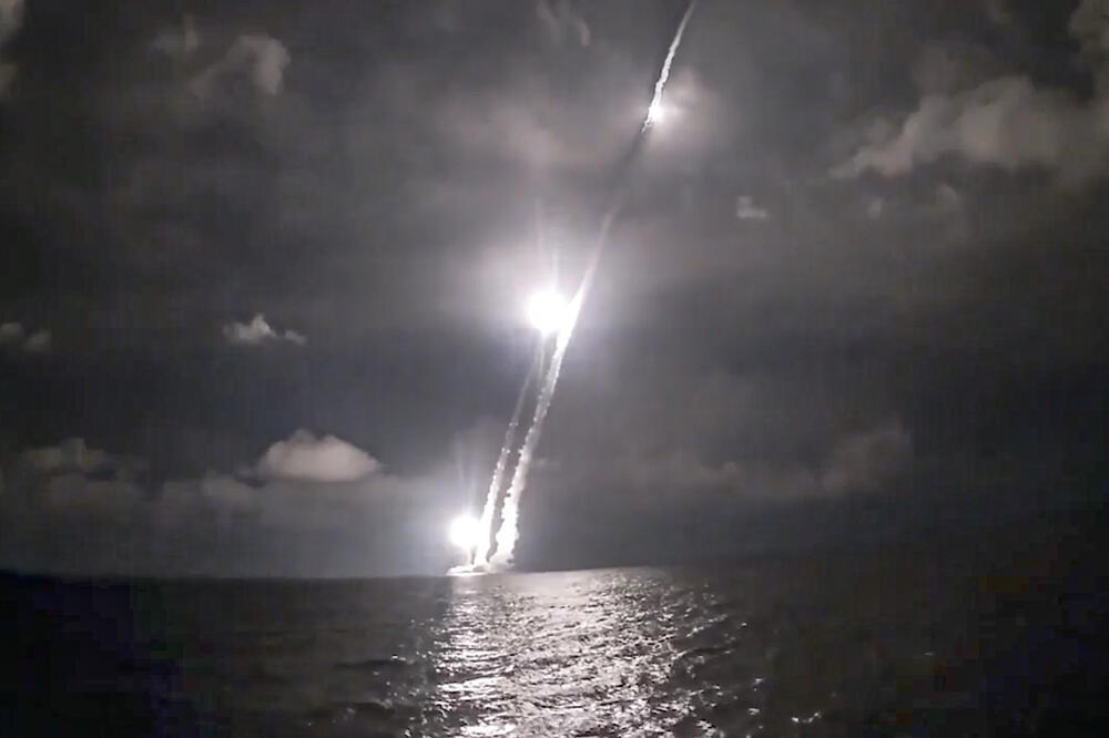 Ruska nuklearna podmornica ispaljuje rakete, Foto: BETA/AP