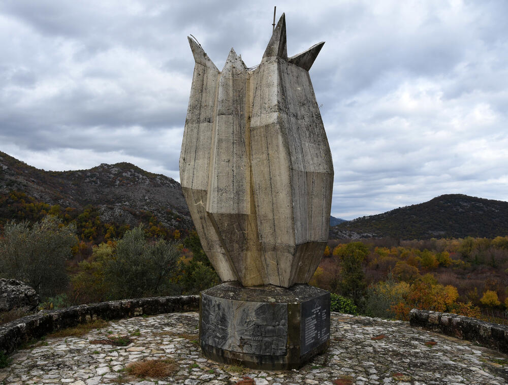 <p>​Pripreme za ustanak počele su noć prije sastankom predstavnika Komunističke partije i seljana, u kestenovoj šumi u mjestu Mali potok dogovoreno je da 19 Lekovića uzme puške u ruke, ispričao je za “Vijesti” Drago Leković koji je 1941. imao osam i po godina...</p>