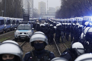 Antivladini demonstranti u Varšavi pokušali da dođu do kuće...