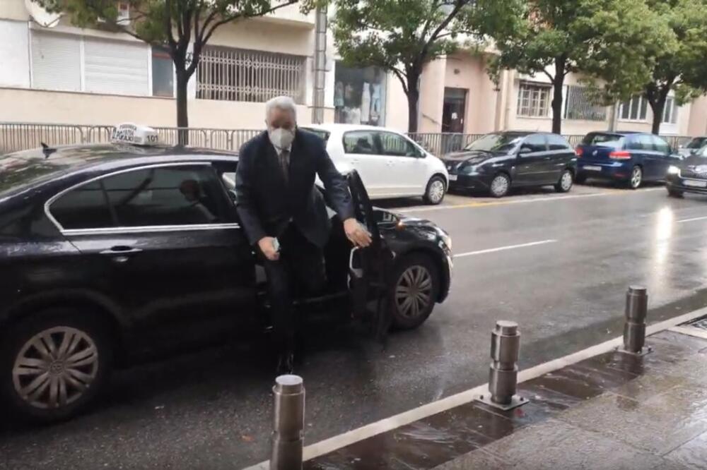 Krivokapić izlazi iz taksi vozila, Foto: Printscreen