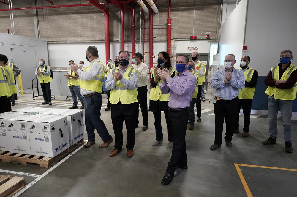 Aplauz zaposlenih nakon što su utovarene prve vakcine za isporuku, Foto: Reuters