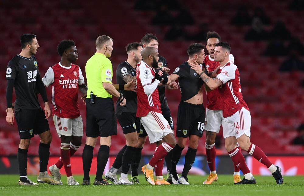 Džaka hvata rivala za vrat