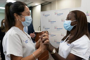 U SAD počela vakcinacija zdravstvenih radnika protiv koronavirusa
