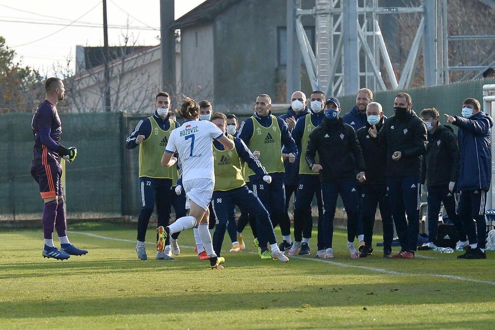 Draško Božović slavi gol sa stručnim štabom i rezervnim fudbalerima, Foto: FK Budućnost