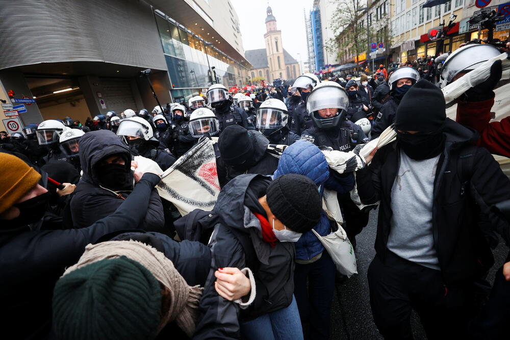 : Policajci i kontrademonstranti nakon otkazivanja protesta korona-skeptika u Frankfurtu 