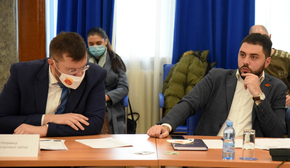 <p>Na sjednici je odlučeno da se uputi poziv za podnošenje predloga za imenovanje dva člana Agencije za elektronske medij</p>