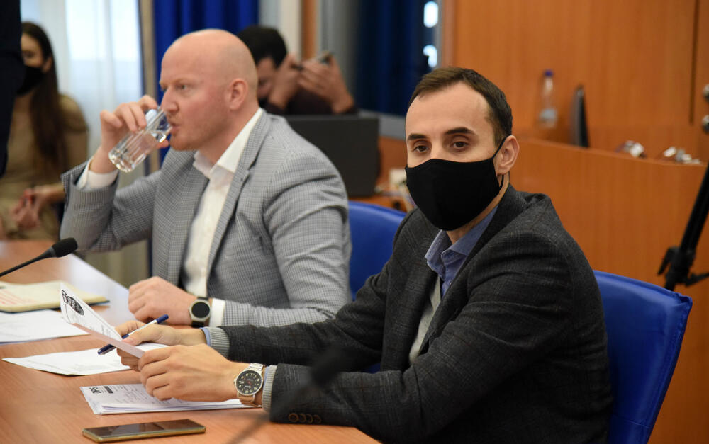 <p>Na sjednici je odlučeno da se uputi poziv za podnošenje predloga za imenovanje dva člana Agencije za elektronske medij</p>