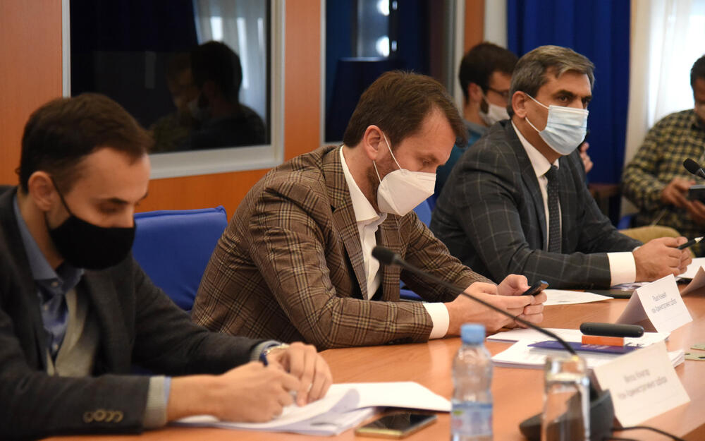 <p>Na sjednici je odlučeno da se uputi poziv za podnošenje predloga za imenovanje dva člana Agencije za elektronske medij</p>