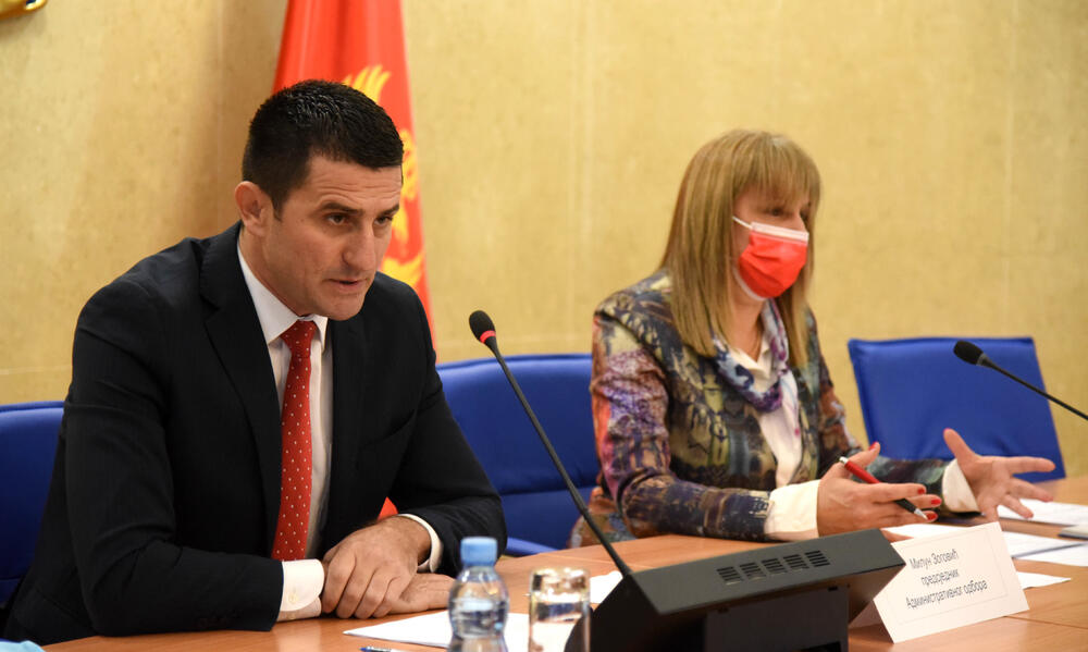 <p>Na sjednici je odlučeno da se uputi poziv za podnošenje predloga za imenovanje dva člana Agencije za elektronske medij</p>