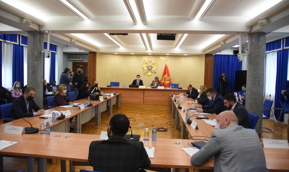 <p>Na sjednici je odlučeno da se uputi poziv za podnošenje predloga za imenovanje dva člana Agencije za elektronske medij</p>