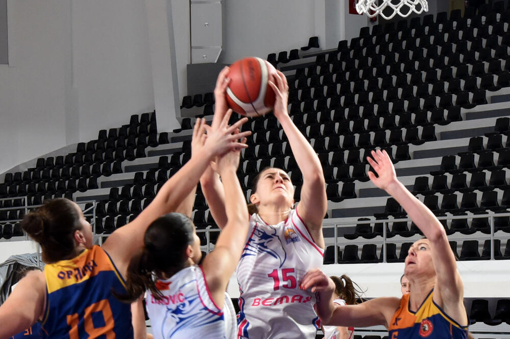 Bura blistala u derbiju 12. kola, Foto: Luka Zeković