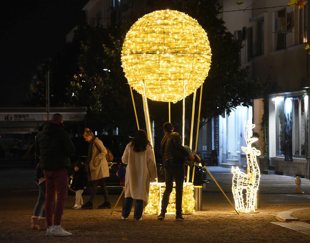 <p>U centru Podgorice postavljeni su novogodišnji ukrasi. U foto galeriji pogledajte šta je zabilježio foto reporter "Vijesti", Luka Zeković.</p>