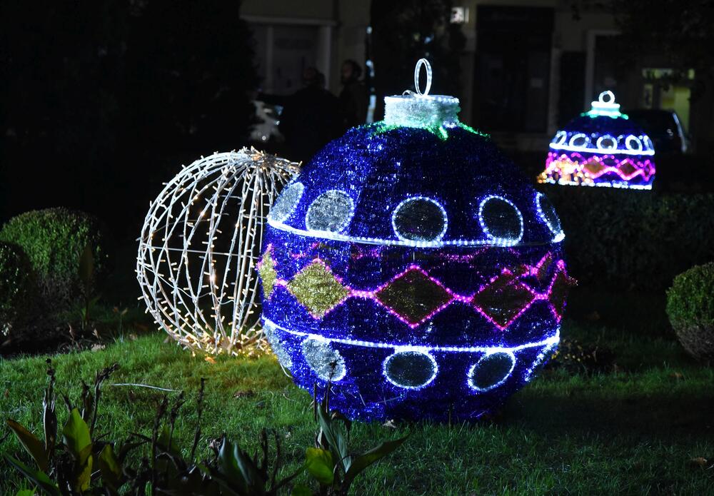 <p>U centru Podgorice postavljeni su novogodišnji ukrasi. U foto galeriji pogledajte šta je zabilježio foto reporter "Vijesti", Luka Zeković.</p>