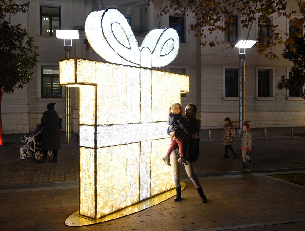 <p>U centru Podgorice postavljeni su novogodišnji ukrasi. U foto galeriji pogledajte šta je zabilježio foto reporter "Vijesti", Luka Zeković.</p>