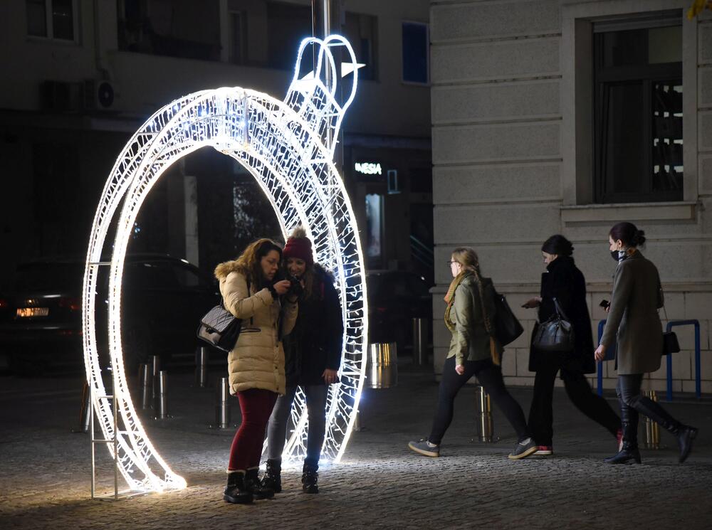 <p>U centru Podgorice postavljeni su novogodišnji ukrasi. U foto galeriji pogledajte šta je zabilježio foto reporter "Vijesti", Luka Zeković.</p>