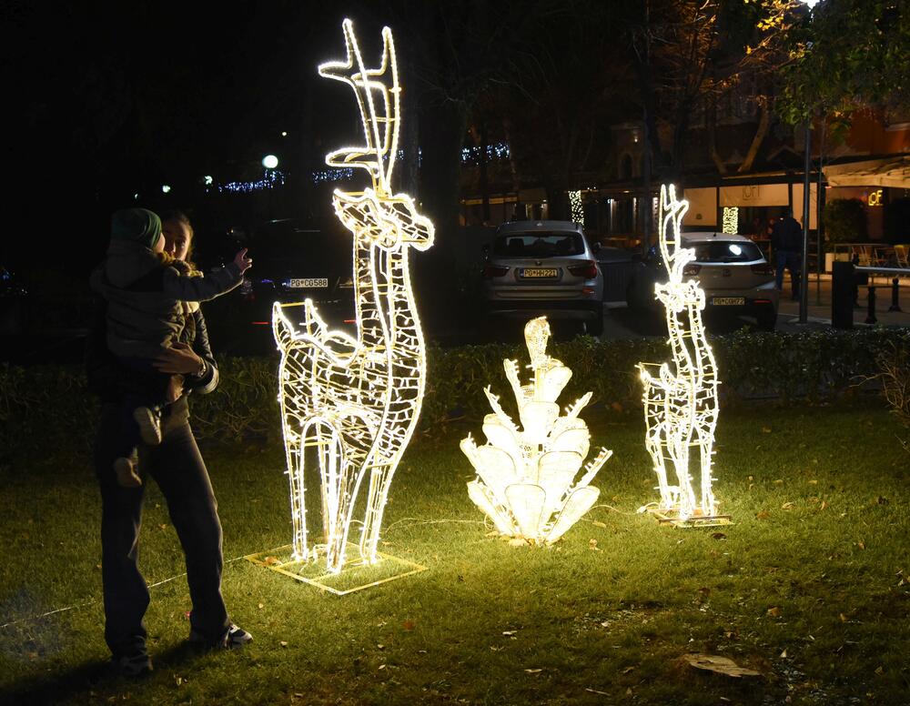 <p>U centru Podgorice postavljeni su novogodišnji ukrasi. U foto galeriji pogledajte šta je zabilježio foto reporter "Vijesti", Luka Zeković.</p>